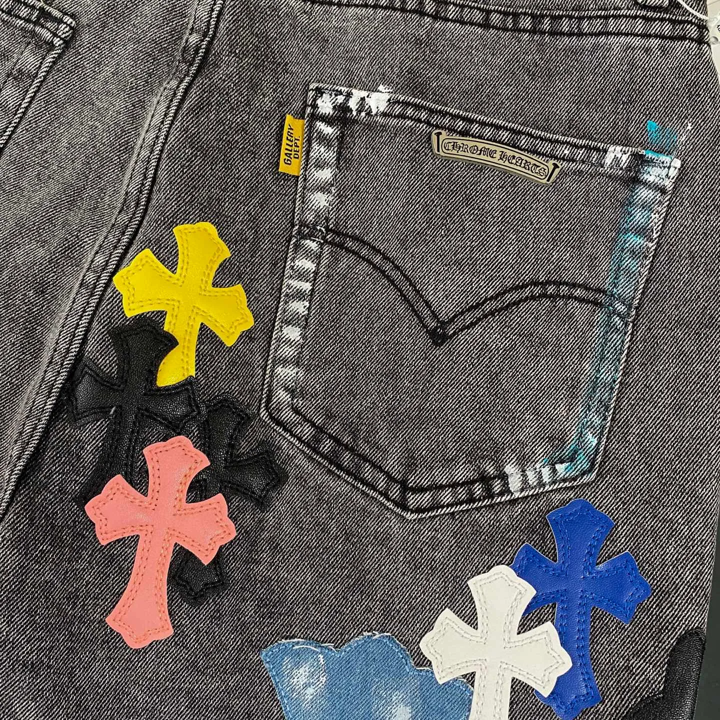 P330 CH Chromehearts colorful spliced ​​cross patch leather retro hand-painted splash-ink jeans, counter price 34W level, patch cross flower embellishment, washed jeans! ! An absolutely high-end luxury product, a 1.9W-level god-level single product, a super popular product, made by top heavy industry, a magic weapon that cannot be missed! [About Zangyin] This is an extremely luxurious fashion brand that can also be called the aristocracy of the high street. It has always been an exclusive brand for some hipsters or rich second generations. Compared with ordinary high streets, it is more luxurious and noble. Compared with luxury brands, it is more fashionable and individual. It has always been a brand that I have a special liking for. [Top heavy industry fashion design] Consistently high-street luxury style. Speaking of this style, the Zangyin family and GU family are definitely the leading representative brands. Especially the Zangyin family has really achieved a state-of-the-art effect in creating high-street style. The unique washed material is used to create this style. The color system is already quite eye-catching. After it is decorated with patchwork cross flowers, it cleverly highlights the charm of the brand. Secondly, this style uses classic The high-waist cutting design highlights the long legs and fashionable temperament of the upper body. The brand is highly recognizable and the slim fit configuration is more suitable for daily wear. It is a product that interprets personality, fashion, and specifications at a glance. This single product is enough to make any fan excited. It can be a white T-shirt for a youthful college style, or a tight suspender for a royal style. It has strong matching ability and can be easily controlled by men.  [Materials and craftsmanship] Needless to say, this point goes without saying. As an excellent craftsman brand, Zangyin’s requirements for details and craftsmanship are really perfect. The washed color of this model has gone through so many processes, not to mention the embellishment of denim appliques. It is also purely hand-made and sewn. Just like what they believe in, only hand-made things have soul and have the meaning of wear. A top-notch heavy-duty fashionable denim item, I look forward to your perfect interpretation! !  Color: black gray Size: 28-36